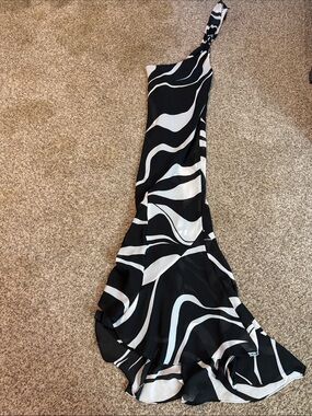 Asymmetric One-Shoulder Black & White Wave-Print Maxi Dress